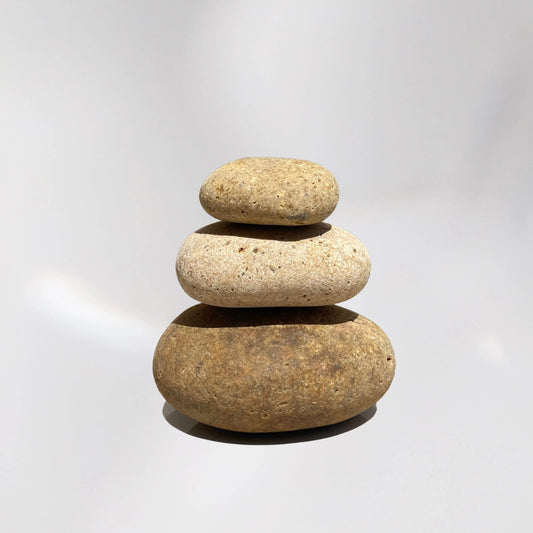 Piedra amarilla decorativa con textura natural, ideal para contraste y volumen