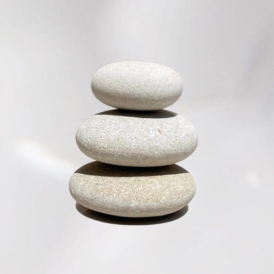 Piedra blanca decorativa ideal para senderos, macetas y acabados arquitectónicos.